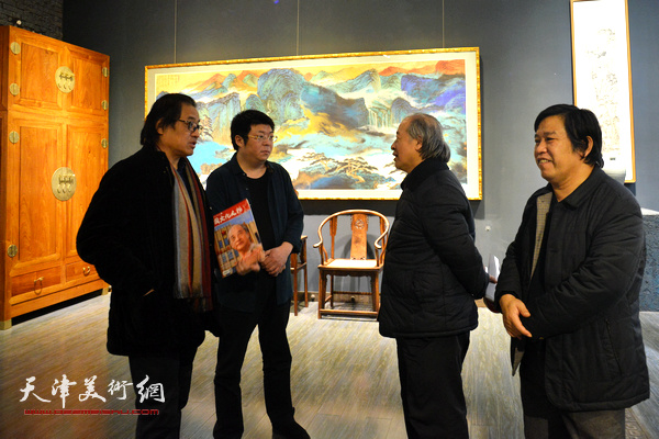 王书平、景玉民、李耀春与李博隽在作品馆内交流。