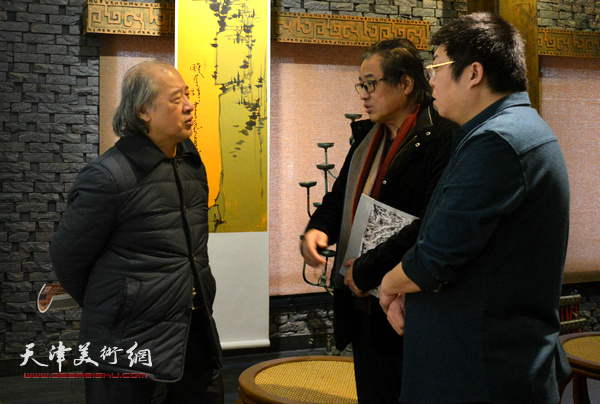 王书平、景玉民、李耀春与李博隽在作品馆内交流。