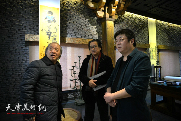 王书平、景玉民在观赏作品馆内展出的李博隽画作。