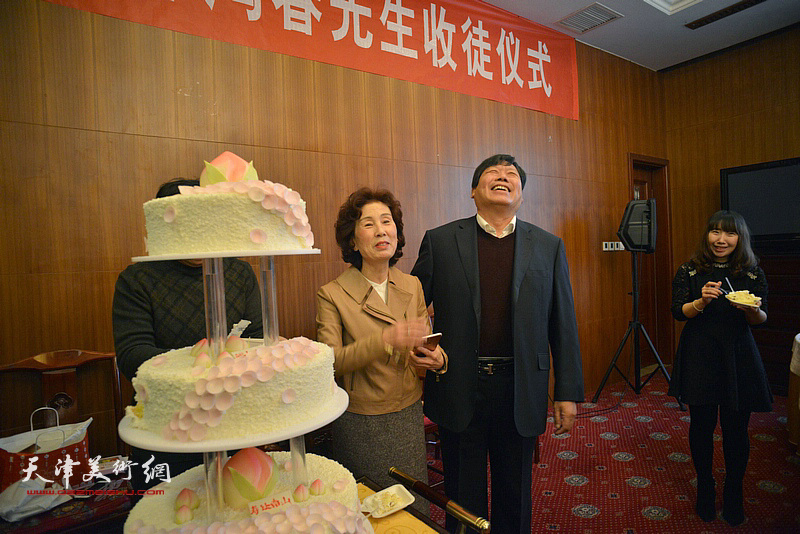 收徒当日恰逢郭鸿春先生66岁生日，双喜临门，郭鸿春抑制不住喜悦的心情。