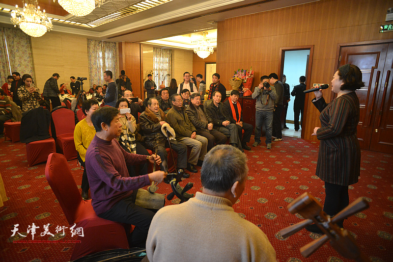 著名画家郭鸿春先生收徒仪式现场，图为现场演出。