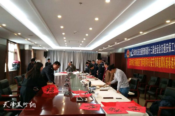梅江书画院举办慰问公安交管局直属队新春送福活动现场。 