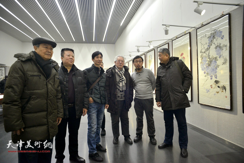 左起：赵毅、潘晓鸥、丁树泉、贾宝珉、张枕石、陈军在观赏画作。