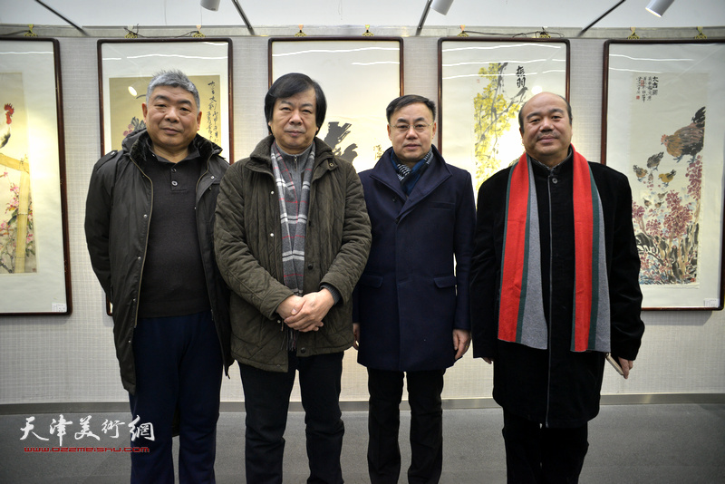 史振岭、孟庆占、李增亭、李新禹在画展现场。