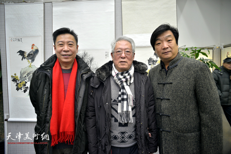 贾宝珉、翟洪涛、李增亭在画展现场。