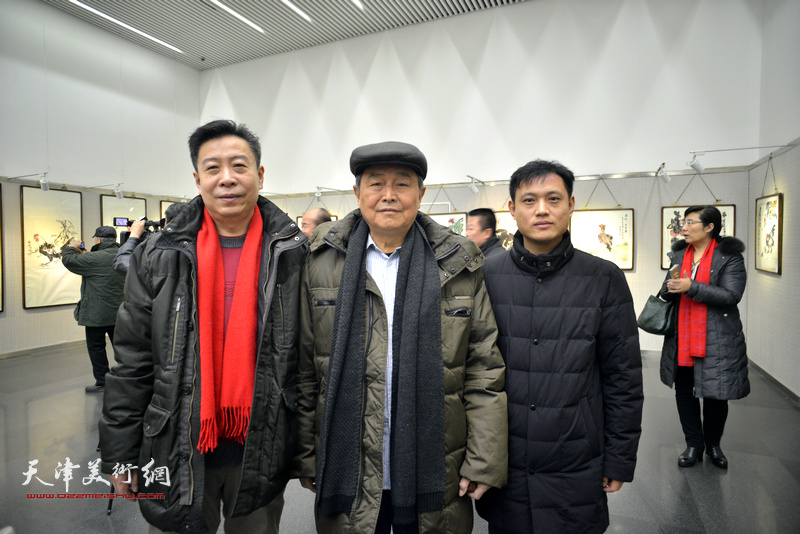 赵毅、李增亭、周文举在画展现场。