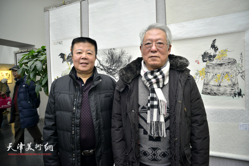 贾宝珉、潘晓鸥在画展现场。
