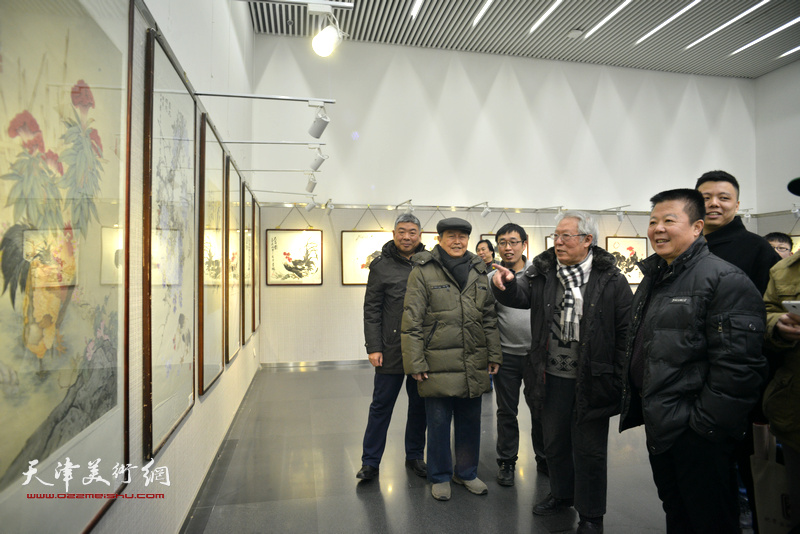 贾宝珉、赵毅、陈军、潘晓鸥在观赏画作。