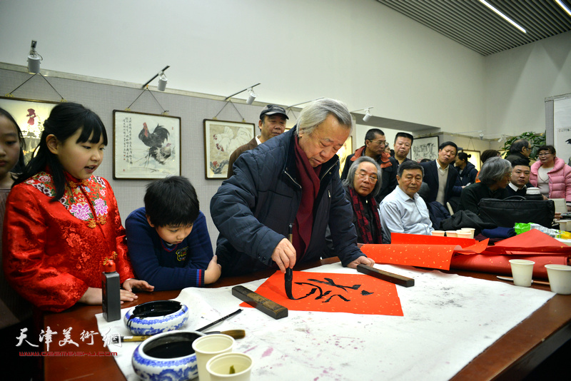 阮克敏在画展现场为观众送“福”。