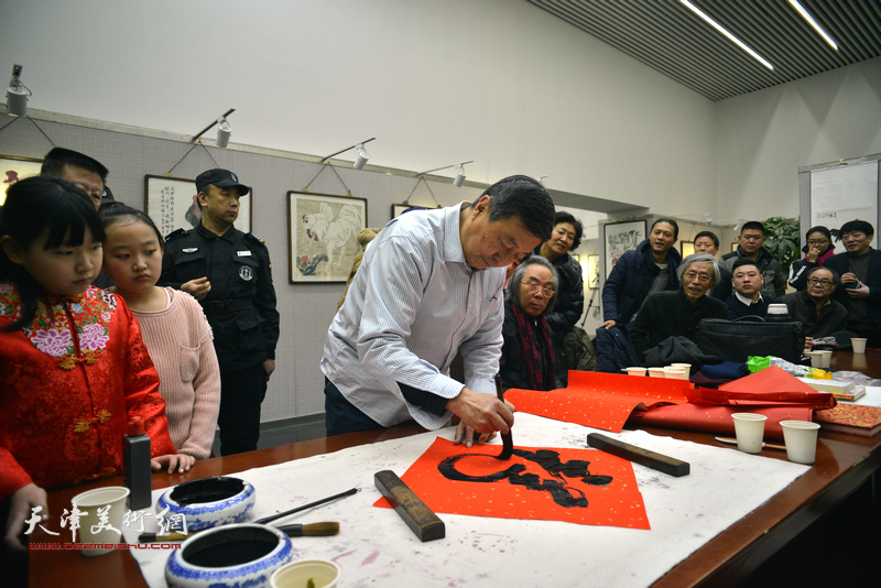赵毅在画展现场为观众送“福”。