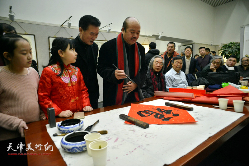 孟庆占在画展现场为观众送“福”。
