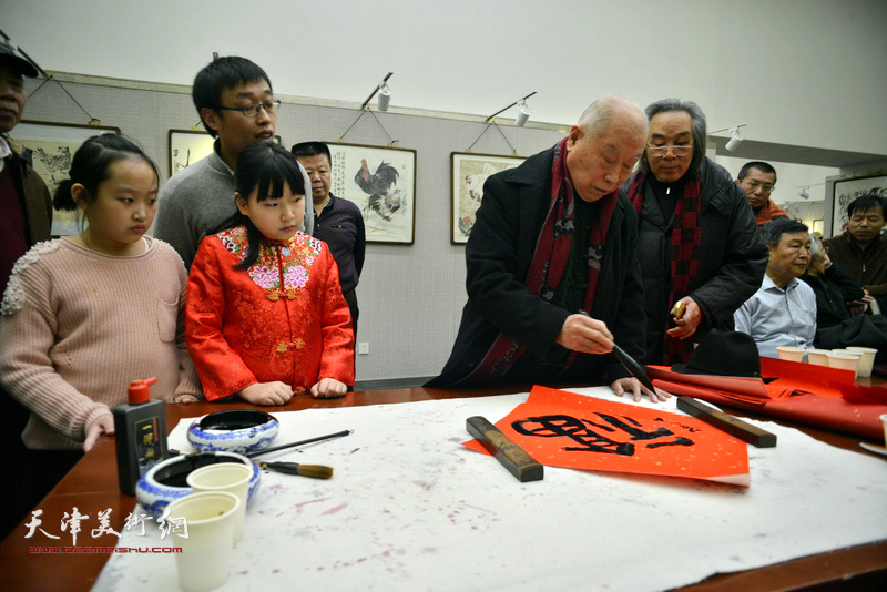 王俊生在画展现场为观众送“福”。