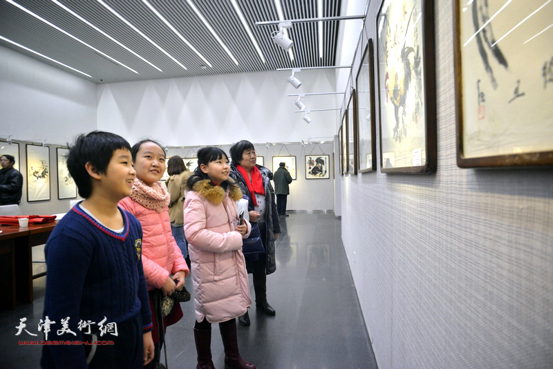 “丁酉大吉一一全国名家画鸡作品展”1月26日在天津图书馆艺术展厅开幕。