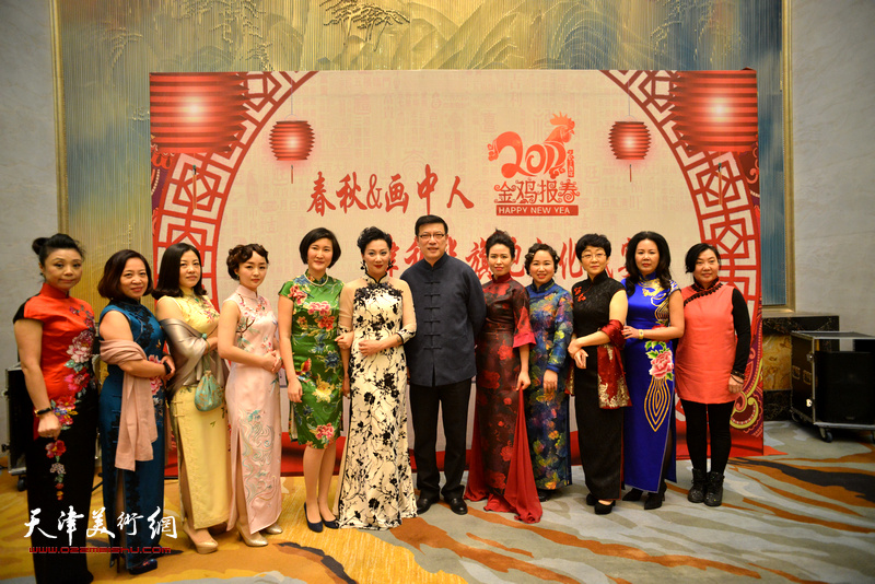 著名主持人刘冰、春秋旗袍艺术节总策划遂然与丽人们在现场。
