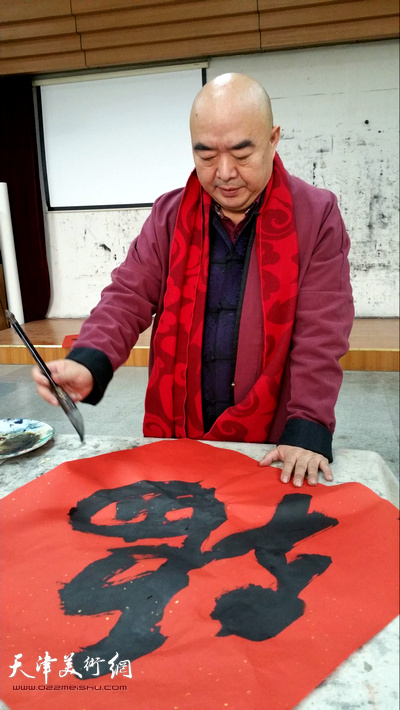 尹沧海老师送“福”