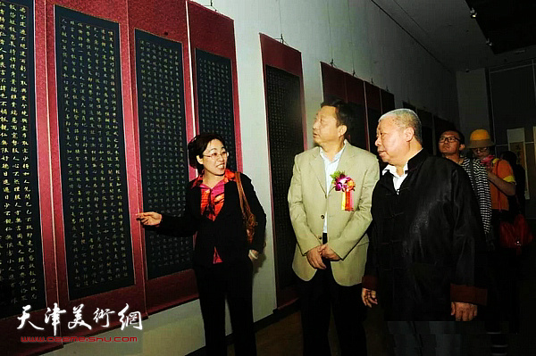 李家尧陪同刘耿等观看展品。