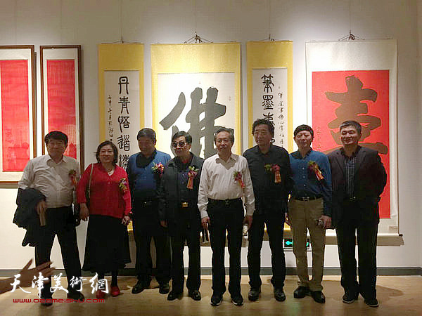 刘国胜、窦宝铁、刘玉勇、张玉江、解俊茹、冯海滨、姜增玉等天津书画家在展览现场。