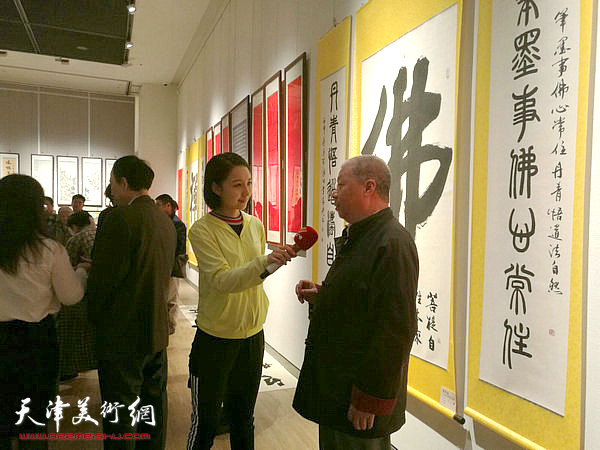 李家尧在展览现场接受媒体采访。