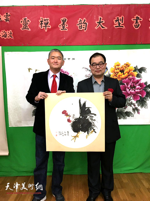 李海波与嘉宾在画展现场。