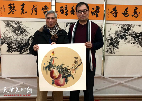 李海波与嘉宾在画展现场。