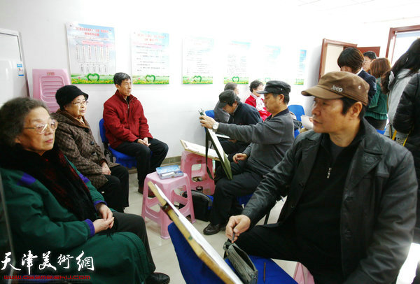 画家叶祖茂、刘志平、高维星在给居民画像