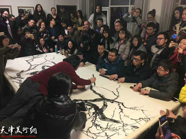 贾广健现场为学生们演示中国画创作。