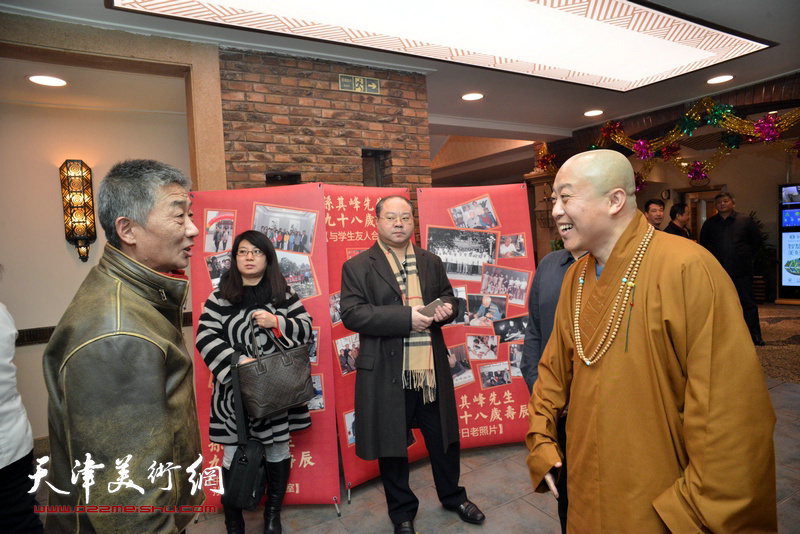 邓国源、智如法师在庆寿聚会现场交流。