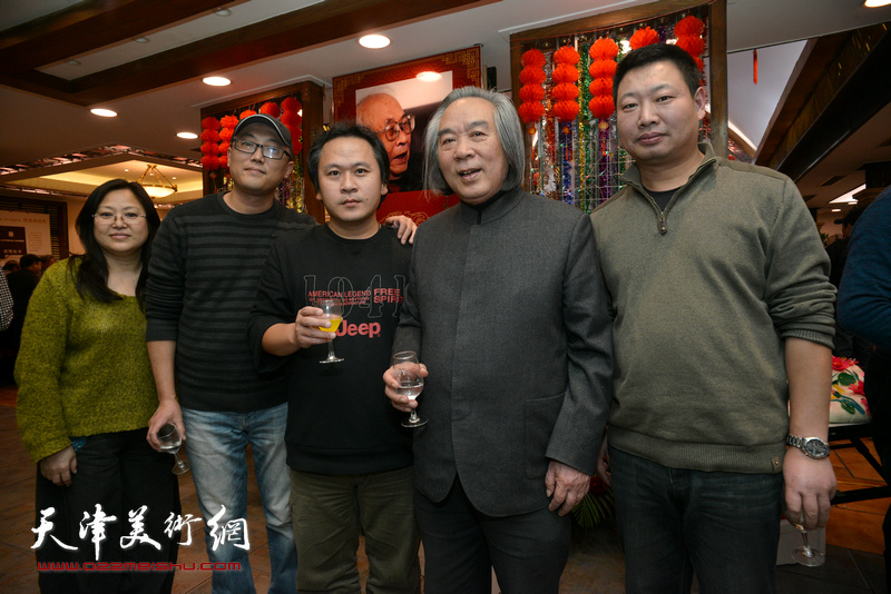 霍春阳、霍岩、王润、韩佳男、冯海娇在庆寿聚会现场。