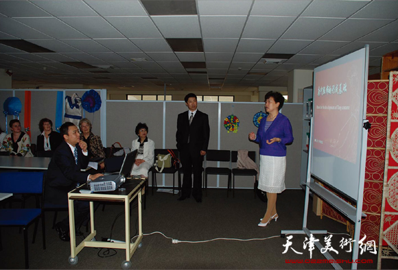 华梅教授在新西兰服装技术研究院为设计师和学生进行中国服饰文化的学术讲座。