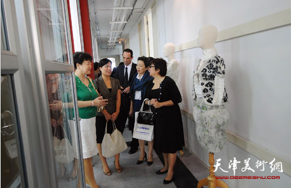 华梅教授在泰国兰实大学参观服装艺术系展览室。