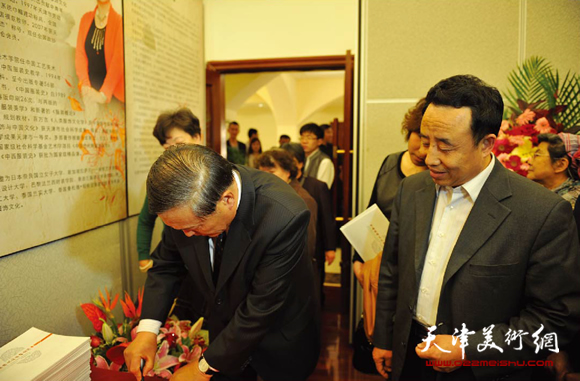 时任天津市政协常务副主席王文华和天津师范大学校长高玉葆出席展览开幕仪式。