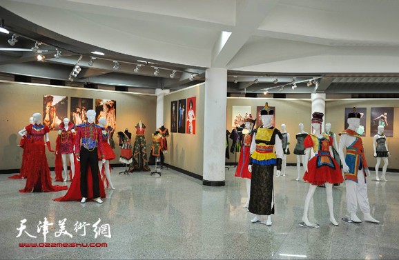 服饰文化展在天津市政协俱乐部展出后移师天津师范大学“雅艺楼”继续展出。
