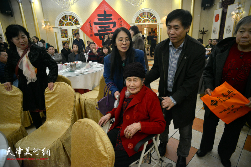 肖培金夫妇陪同90高龄的老母亲来到现场。