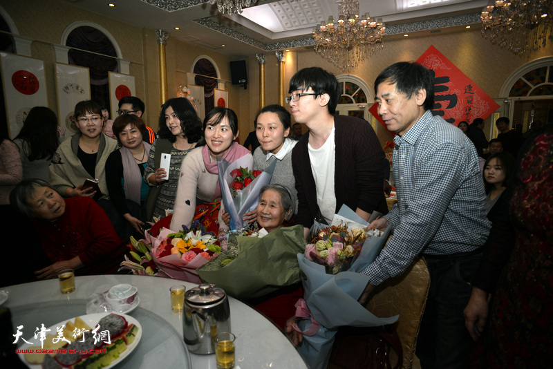 肖培金等晚辈为90高龄的老母亲高连荣送上献花。