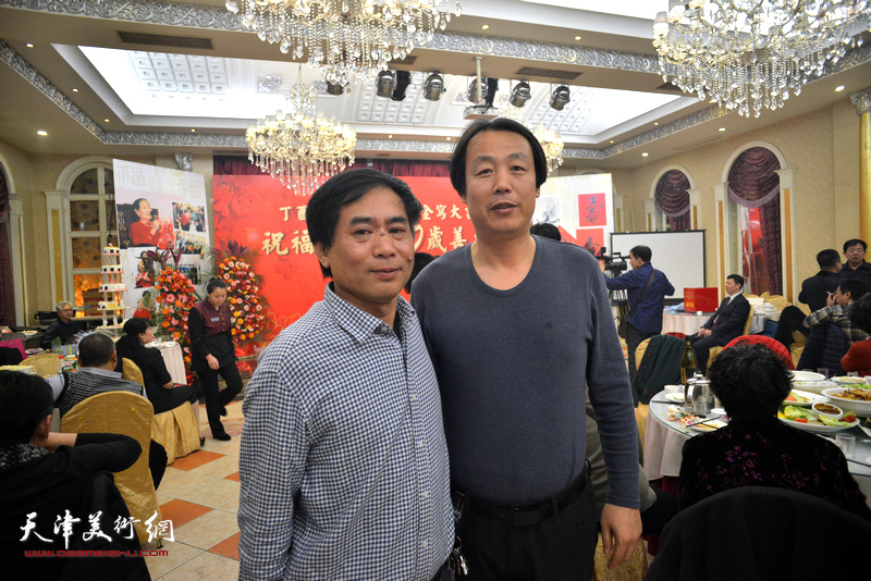 肖培金、孔宪江在培金写大吉精品展现场。