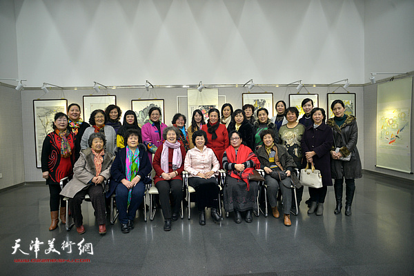 天津女子画院的画家们在一起。