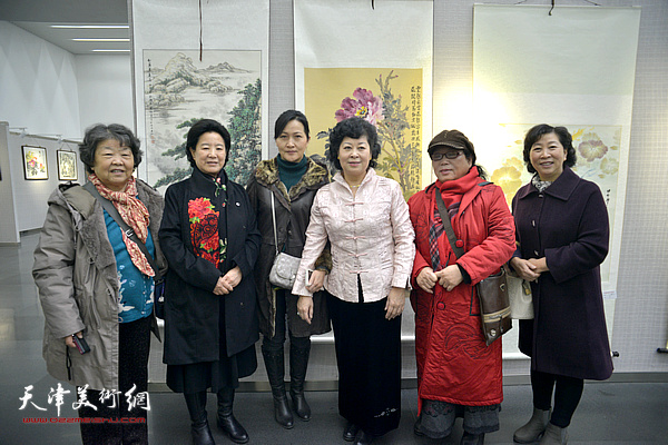 天津女子画院院长爱新觉罗·梦玉与老同志曹秀荣以及画家罗凌、冯字锦、张静在画展上。