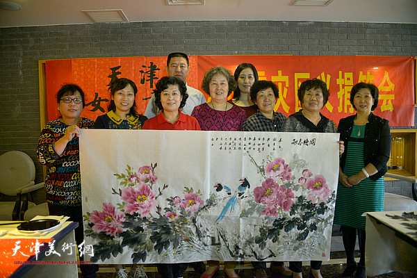 院长梦玉与天津女子画院的画家们在慈善活动上。