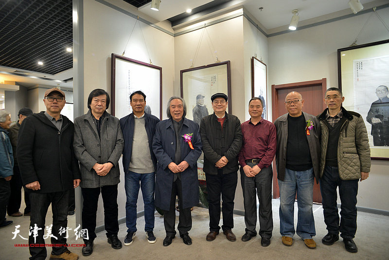 霍春阳、马寒松、史振岭、马俊卿、邢立宏、张佩刚、高博、梁学忠在六人展现场。