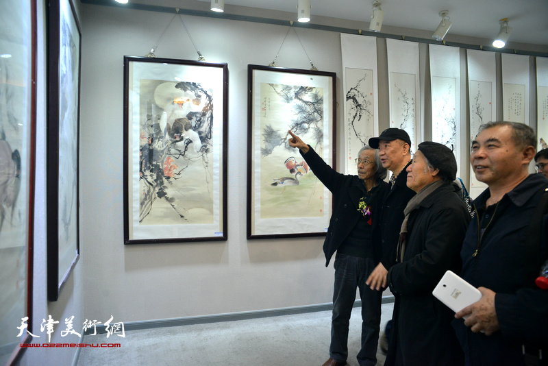 姬俊尧、姚景卿、戴世隆、王少玉在观赏展出的作品。