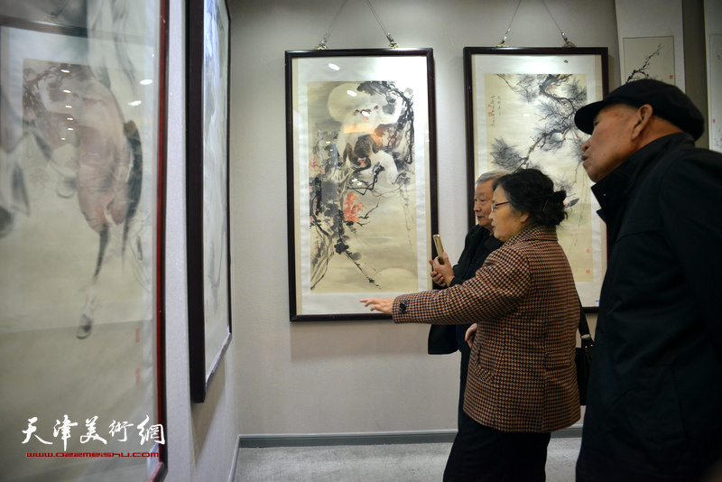 “丁酉新春——津门六名家书画展”现场。