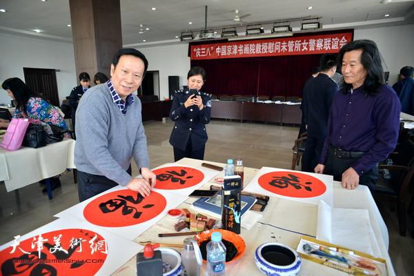 张建华、吴景玉在联谊现场。