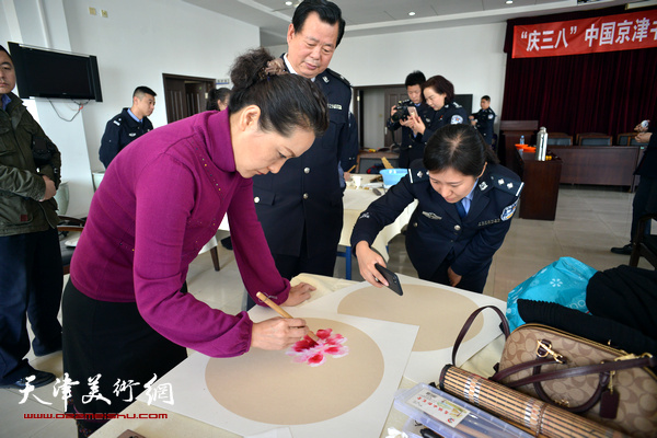 张静在联谊现场。