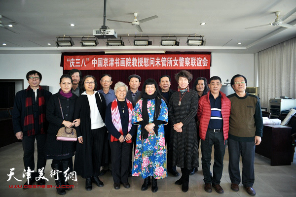 天津市京津书画院书画家在联谊会现场。