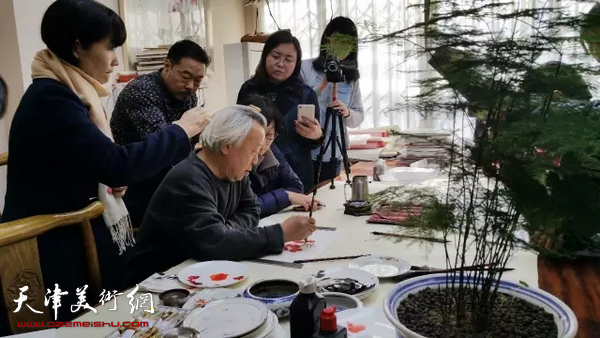 阮克敏教授示范山茶画法