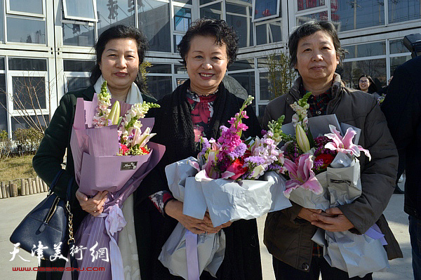 女画家冼艳萍、许鸿茹在慰问现场。