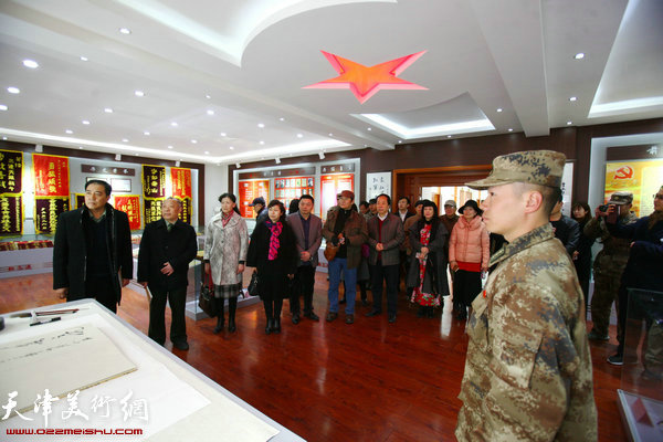 书画家参观了该部队“红三连”和“王成连”连史馆。