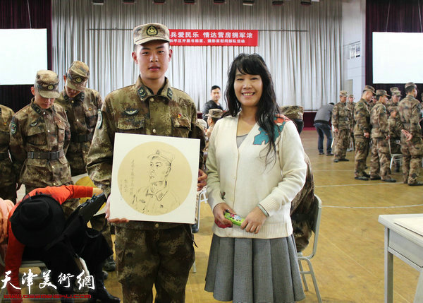 画家刘莉莉为战士画肖像