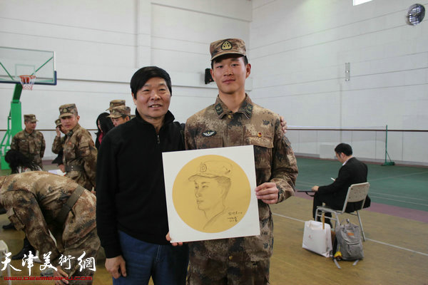 画家叶祖茂为战士画肖像