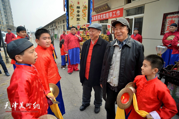 王超、石瑞生与祥音法鼓的小艺人交谈。